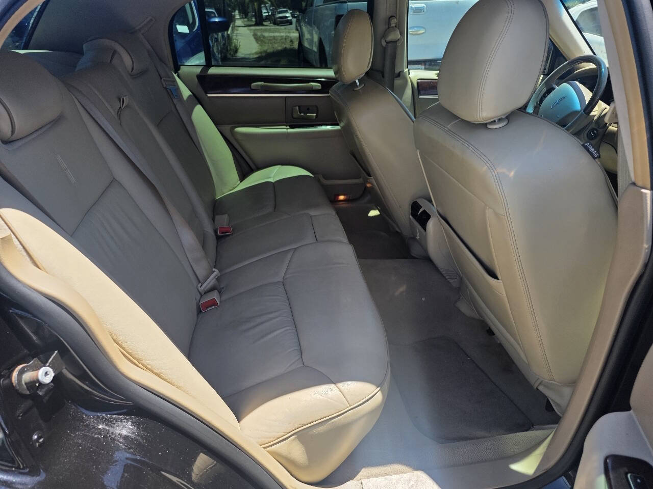 Used 2006 Lincoln Town Car Designer Series RWD image 12