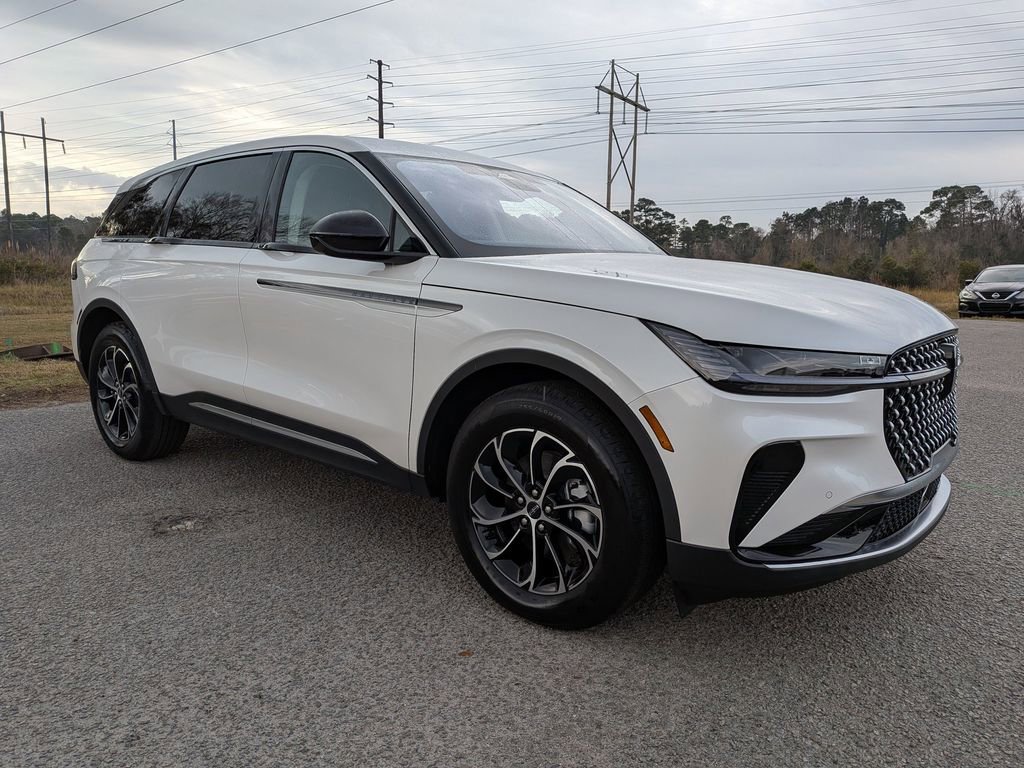 Used 2025 Lincoln Nautilus Premier image 2