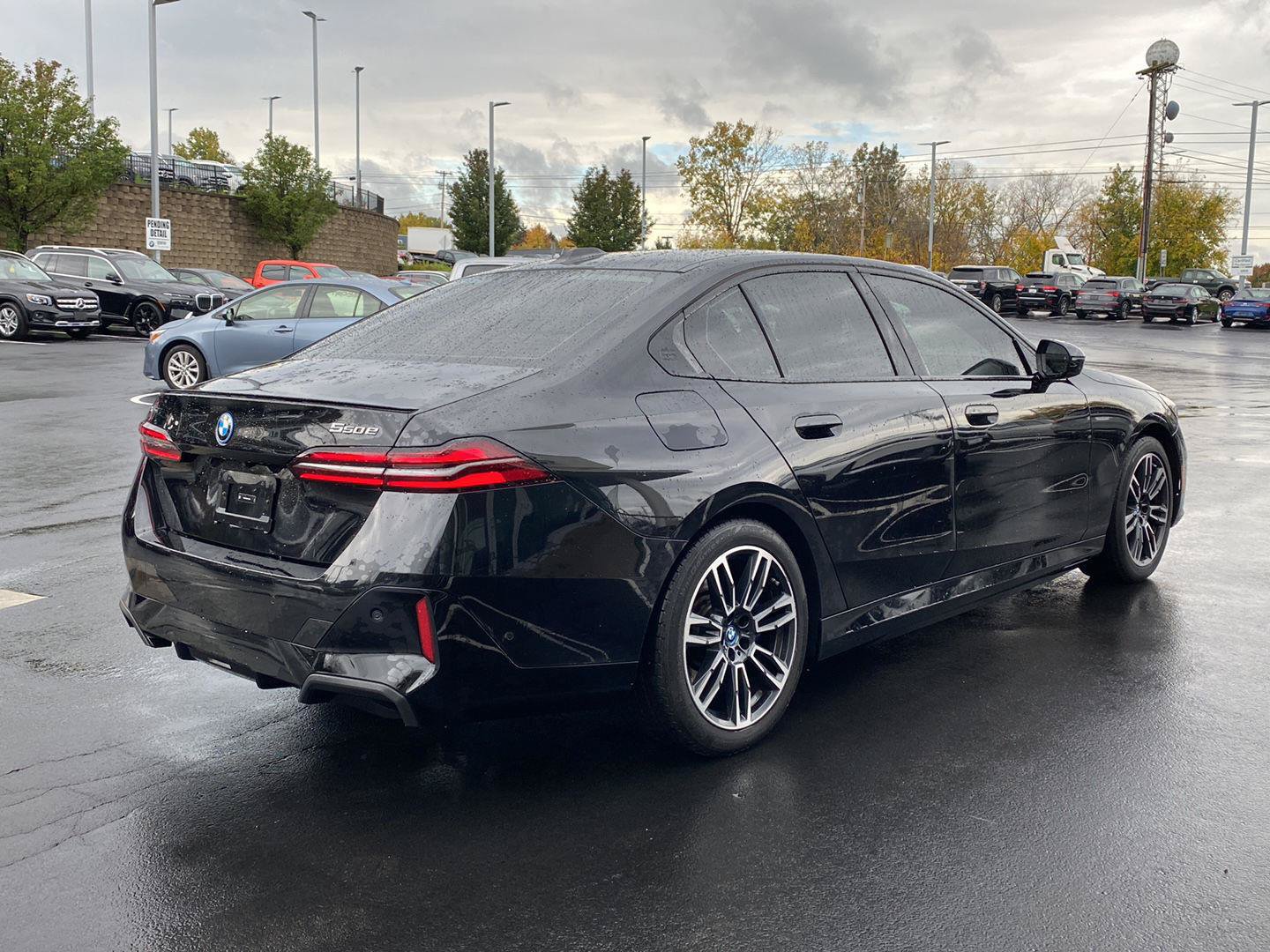 Used 2025 BMW 550e xDrive w/ Premium Package AWD/4WD image 3