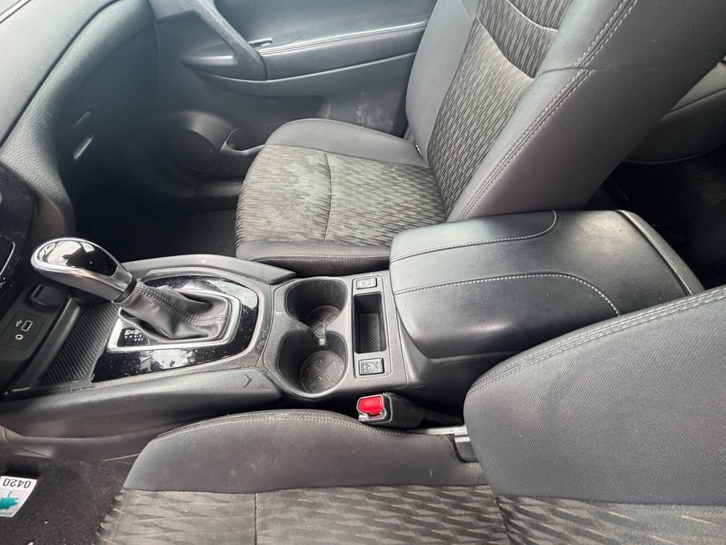 Used 2019 Nissan Rogue S w/ Special Edition Package FWD image 29