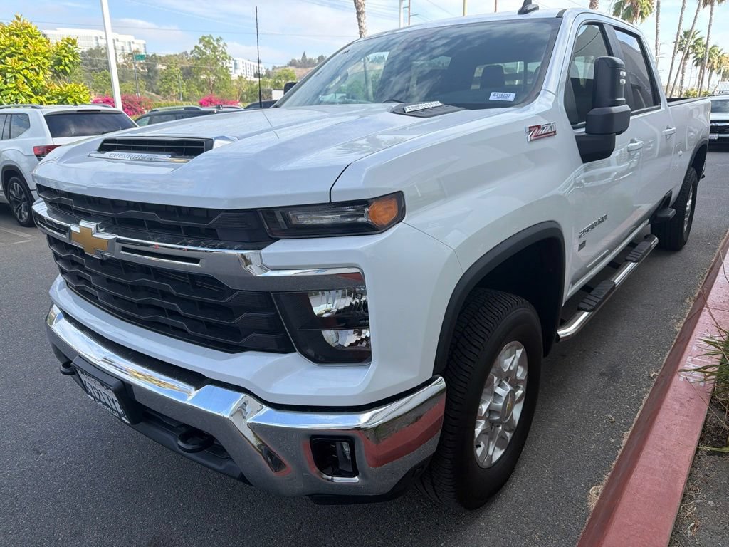 Used 2024 Chevrolet Silverado 2500 LT AWD/4WD image 3
