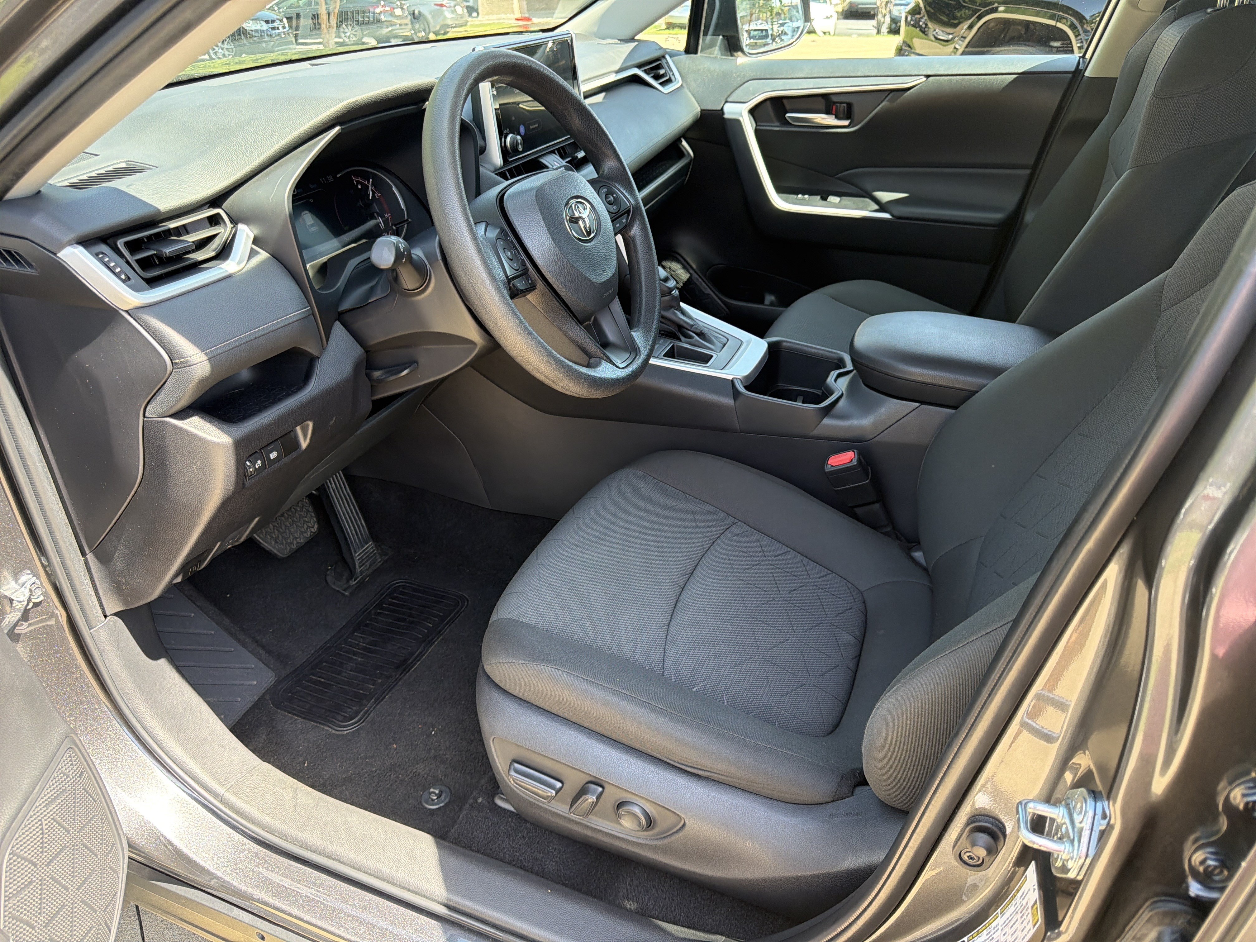 Used 2025 Toyota RAV4 XLE FWD image 9