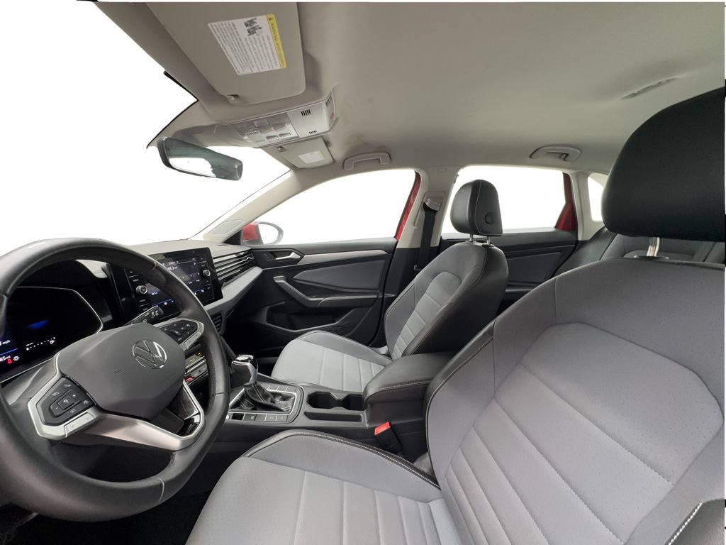 Used 2025 Volkswagen Jetta SE FWD image 18