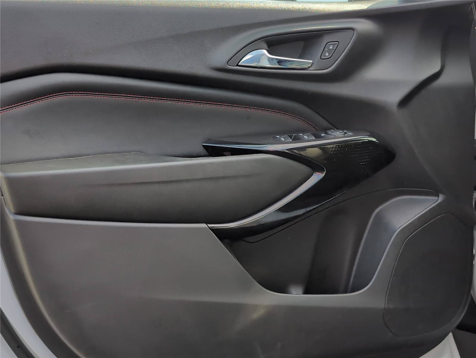 Used 2025 Chevrolet Trax RS w/ Sunroof Package FWD image 17