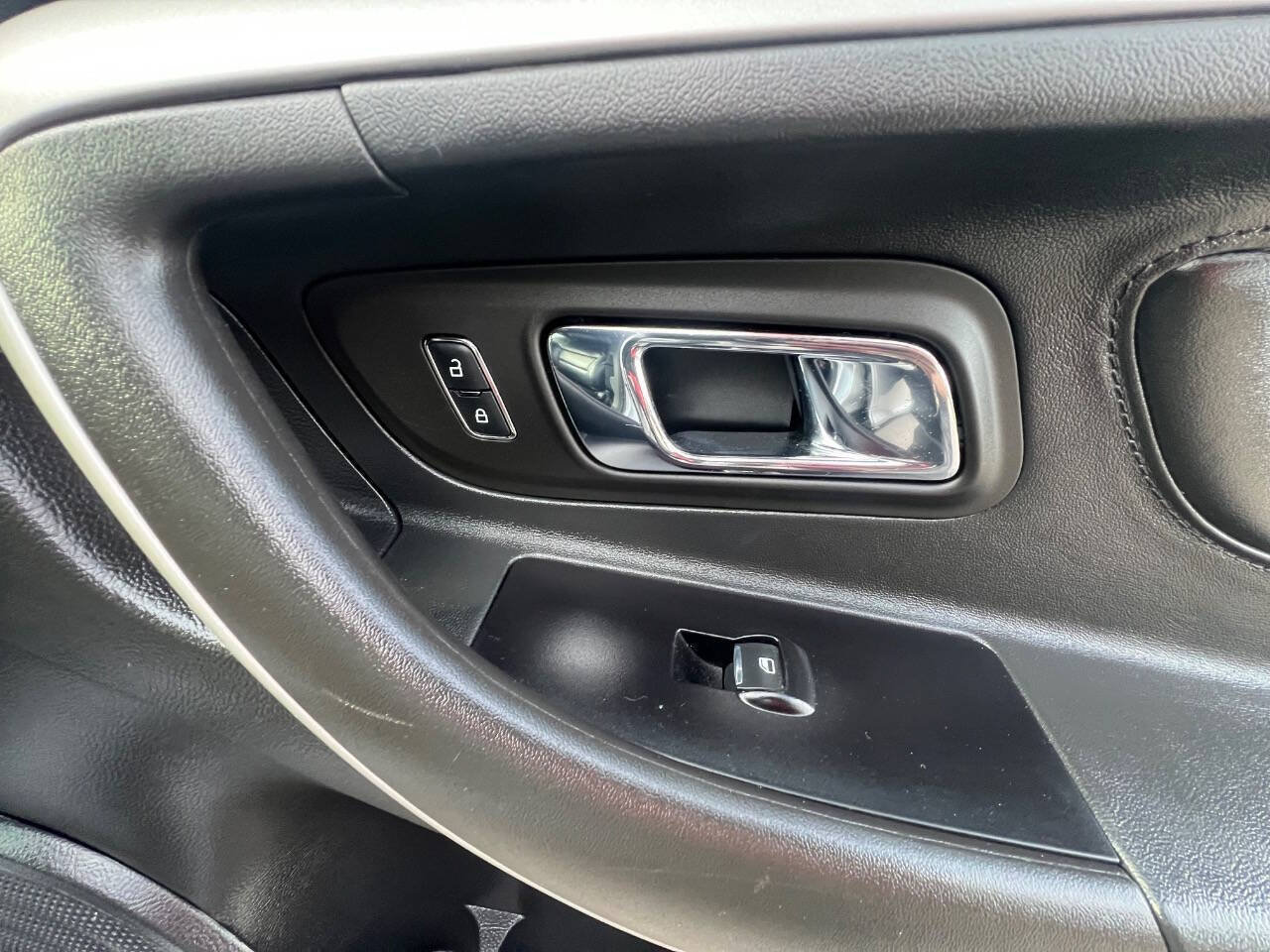 Used 2018 Ford Taurus SEL w/ Equipment Group 201A FWD image 10