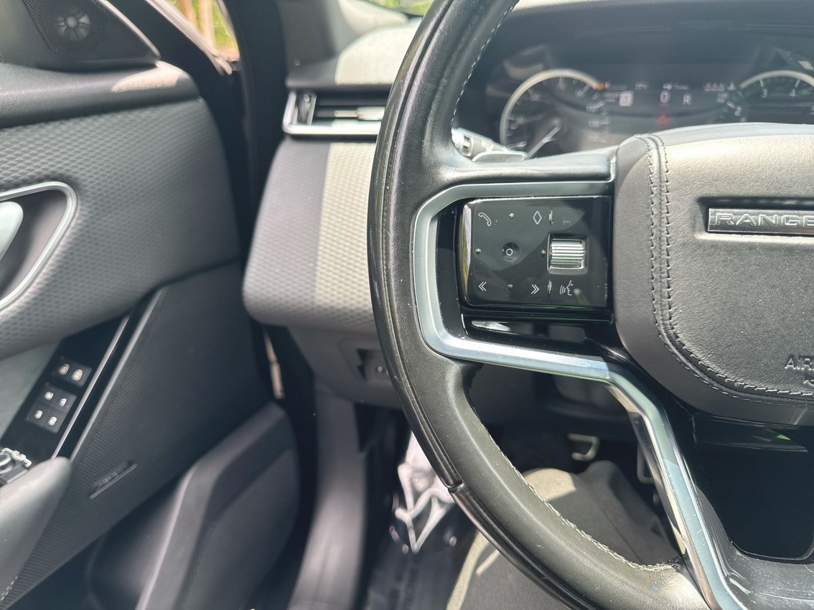 Used 2022 Land Rover Range Rover Velar R-Dynamic S AWD/4WD image 16