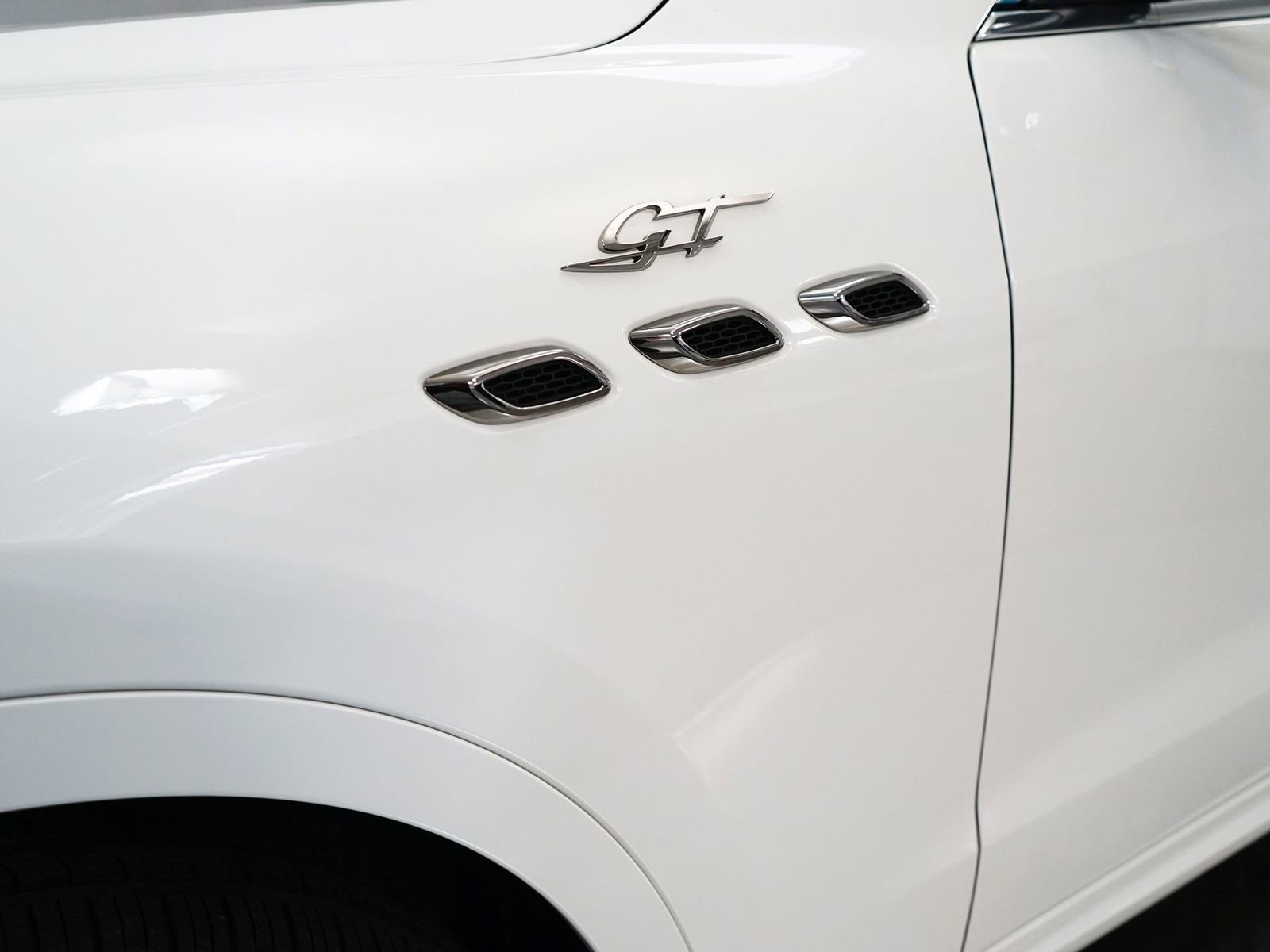 Used 2024 Maserati Levante GT Ultima image 11