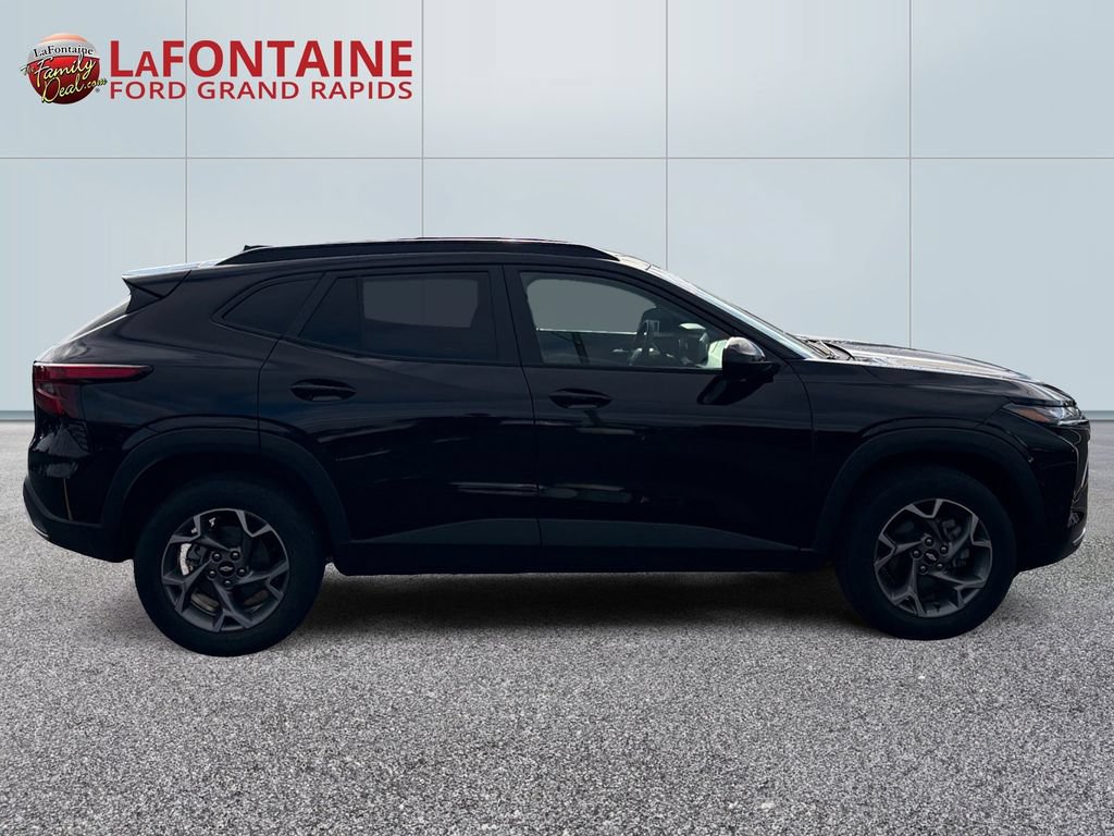 Used 2025 Chevrolet Trax LT FWD image 8
