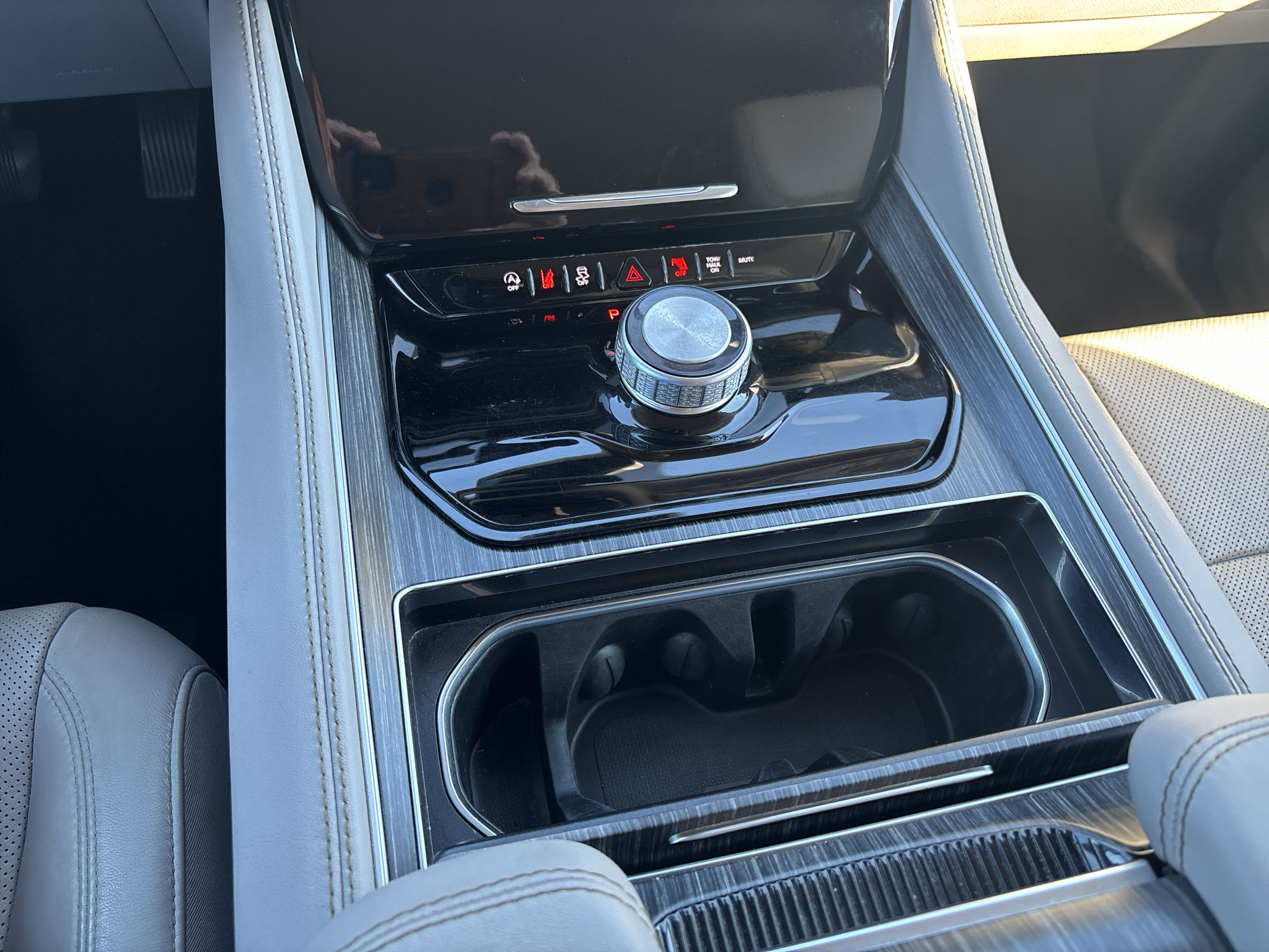 Used 2024 Jeep Wagoneer L Series II RWD image 15