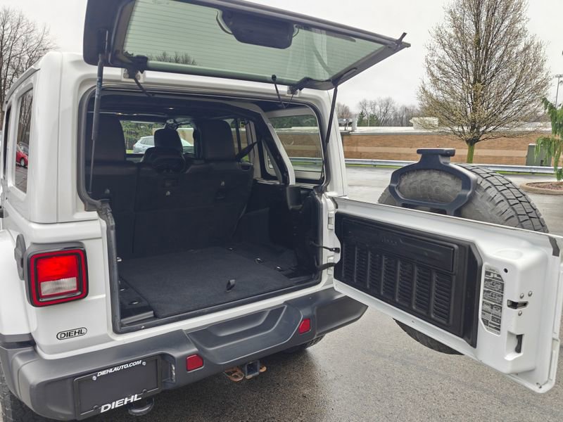 Used 2019 Jeep Wrangler Unlimited Sahara AWD/4WD image 16