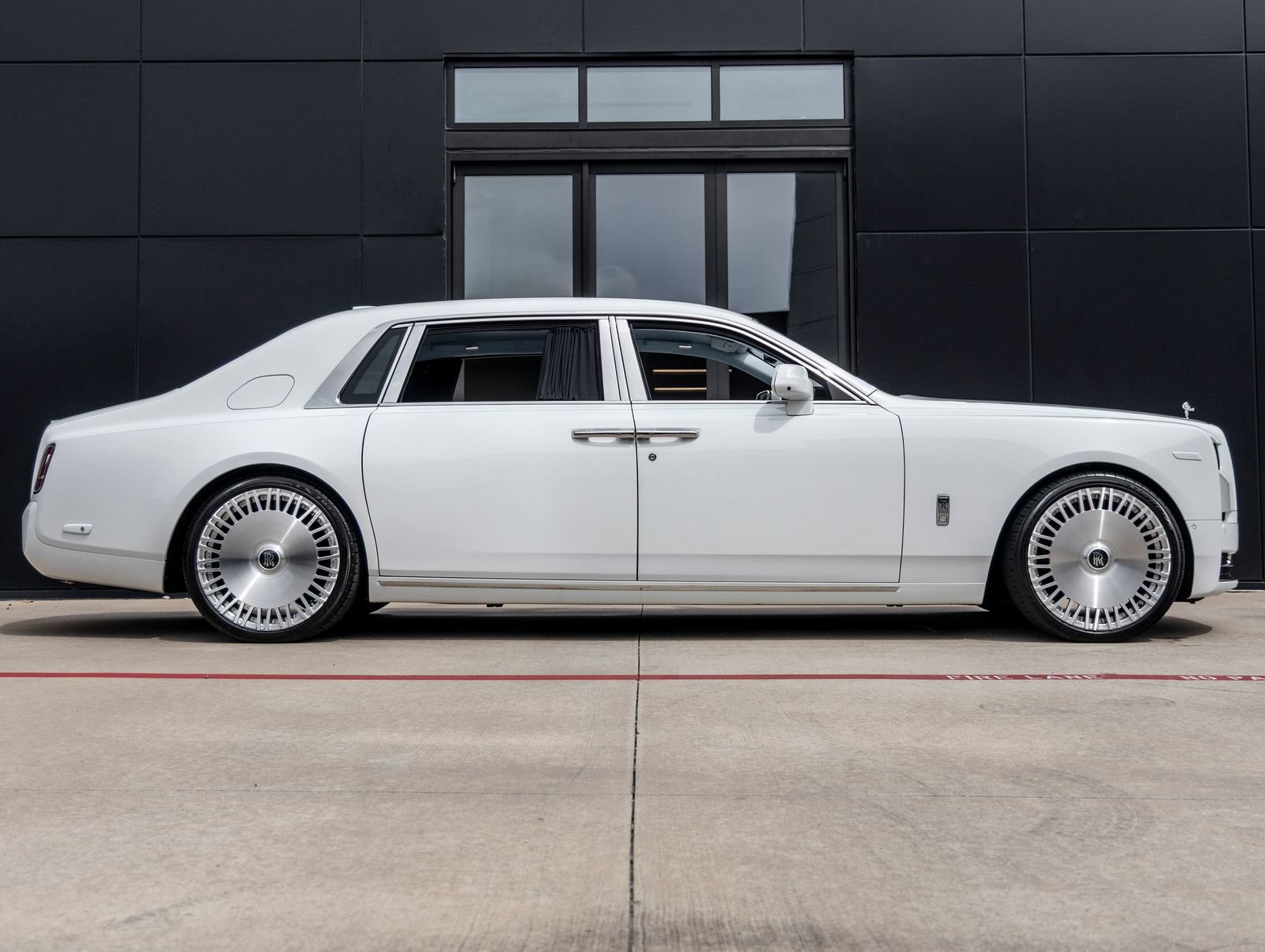 Used 2023 Rolls-Royce Phantom Extended Wheelbase w/ Leather Finishing Pack RWD image 12