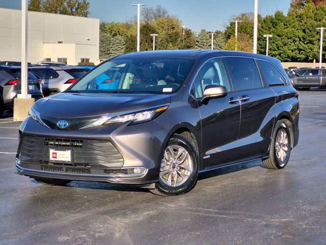 Certified 2021 Toyota Sienna XLE AWD/4WD image 2