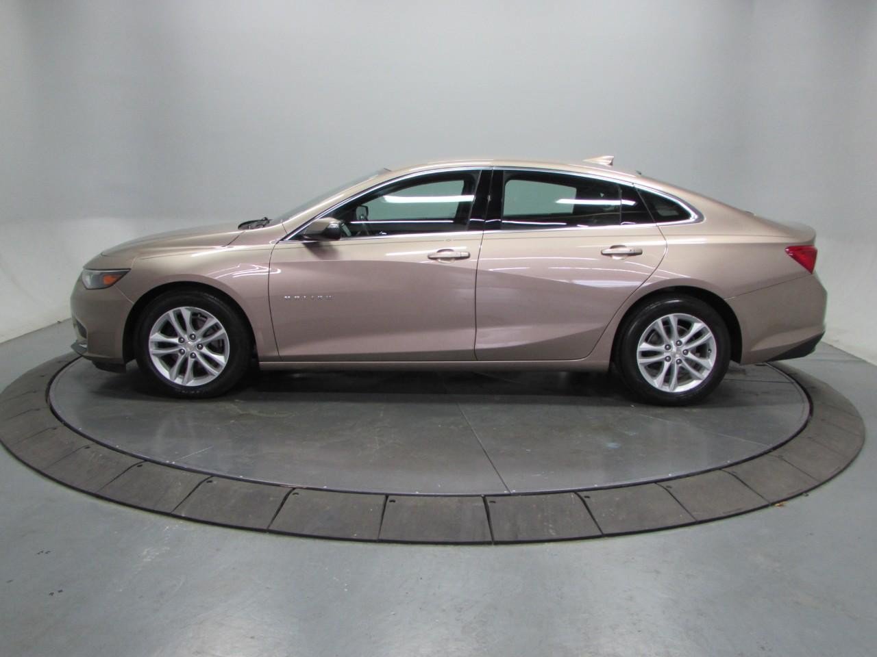 Used 2018 Chevrolet Malibu LT w/ Leather Package FWD image 4