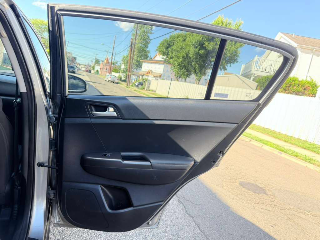 Used 2022 Kia Sportage LX AWD/4WD image 17