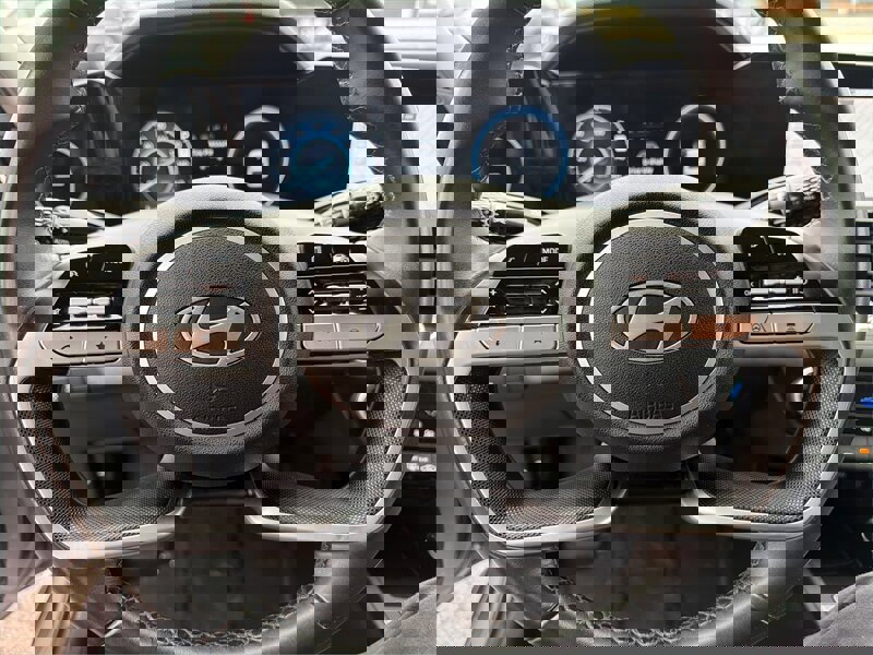 Used 2024 Hyundai Elantra Limited image 16