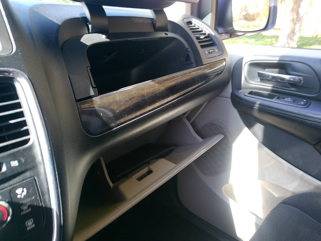 Used 2012 Dodge Grand Caravan SXT w/ Entertainment Group 1 FWD image 39