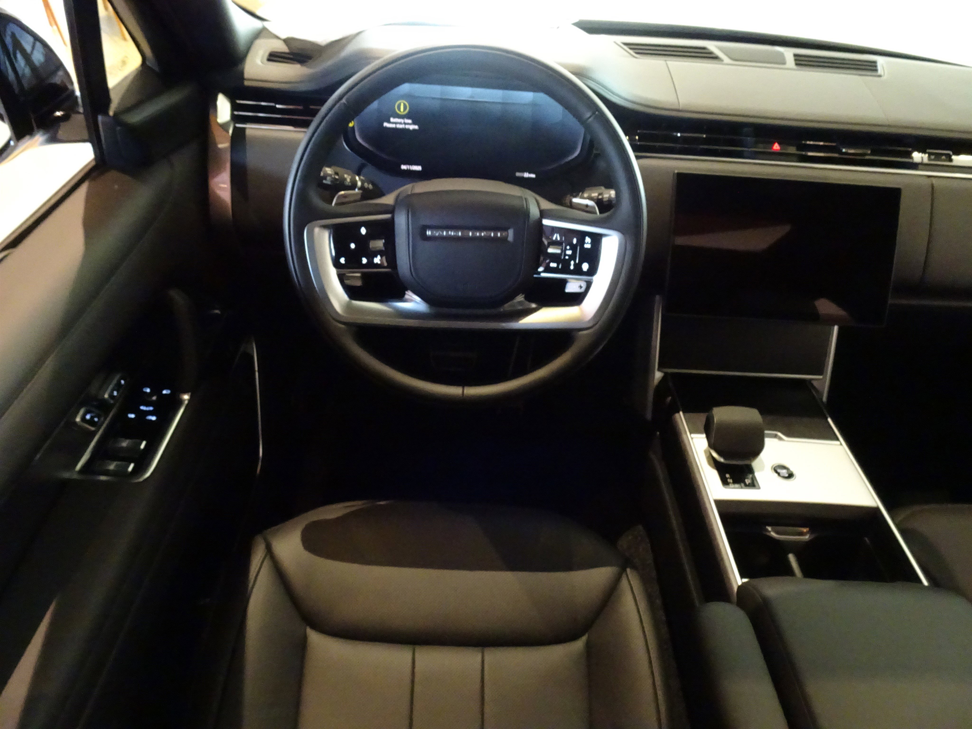 New 2025 Land Rover Range Rover Long Wheelbase SE image 21