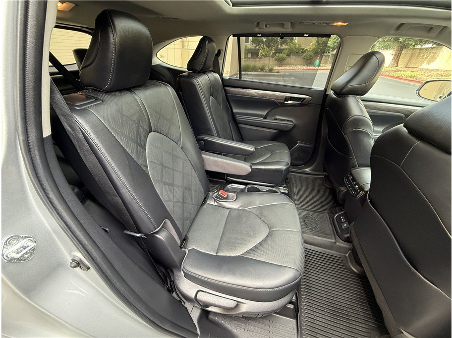 Used 2022 Toyota Highlander Platinum FWD image 30