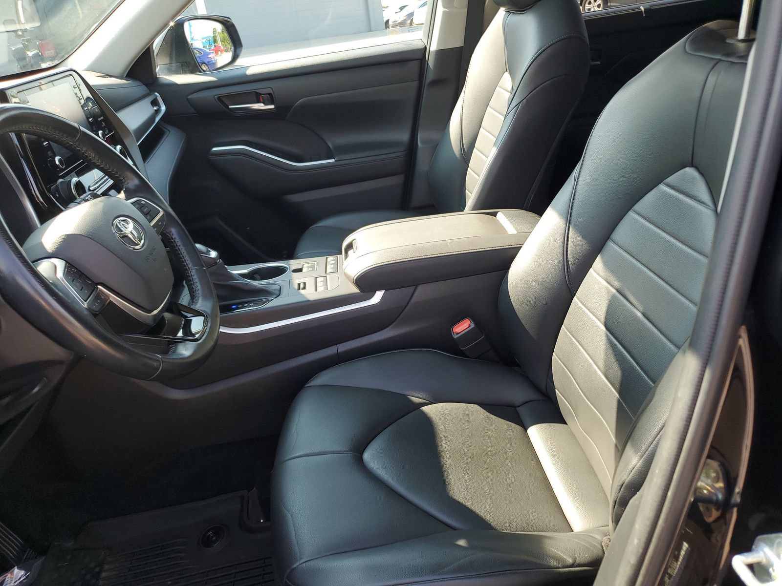 Used 2020 Toyota Highlander XLE AWD/4WD image 18