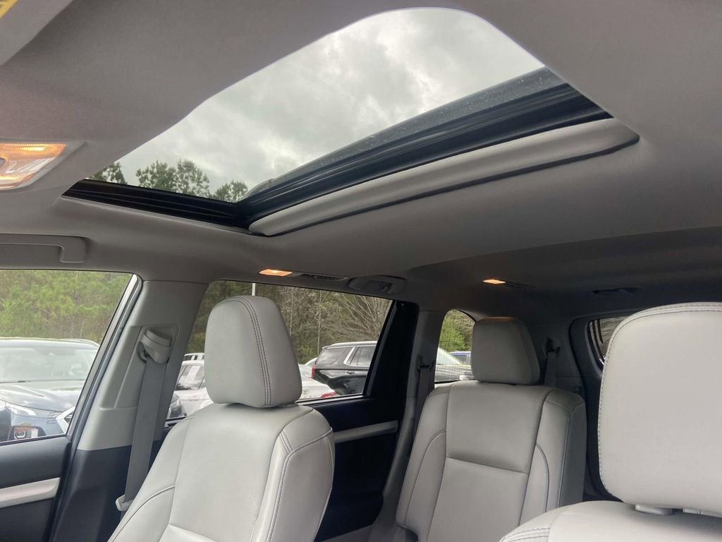 Used 2019 Toyota Highlander XLE image 19