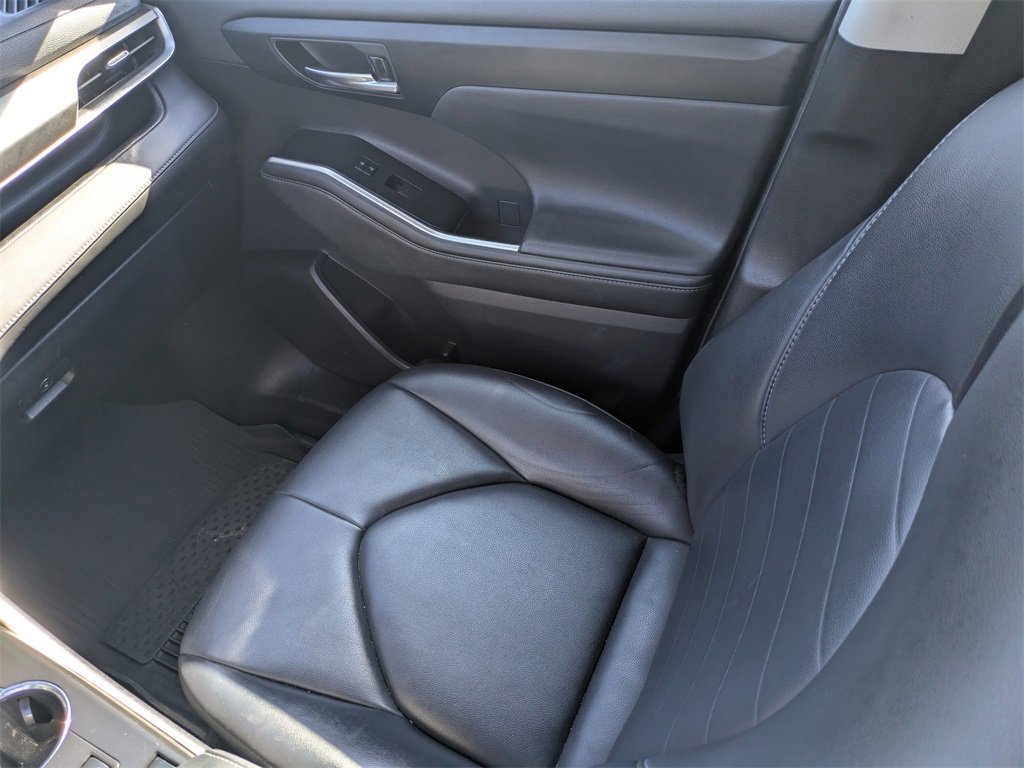 Used 2021 Toyota Highlander XLE image 18