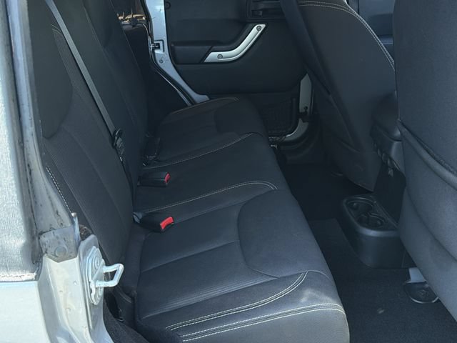 Used 2015 Jeep Wrangler Unlimited Rubicon w/ Connectivity Group AWD/4WD image 34