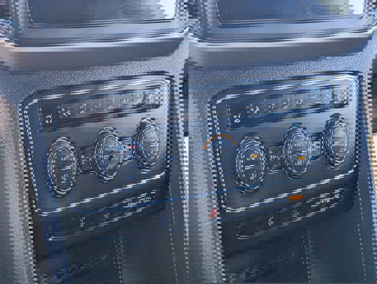 Used 2020 Volkswagen Atlas Cross Sport SE w/ Panoramic Sunroof Package image 28