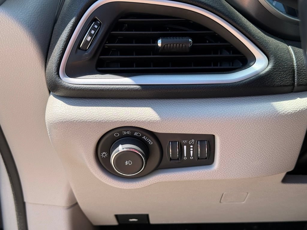 Used 2023 Chrysler Pacifica Touring-L FWD image 18