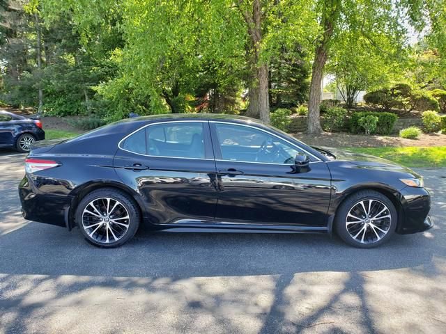 Used 2020 Toyota Camry SE w/ Blackout Package FWD image 2