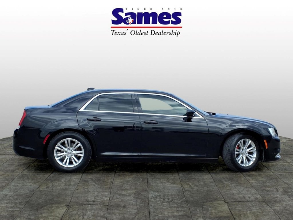 Used 2018 Chrysler 300 Touring w/ Driver Convenience Group RWD image 3