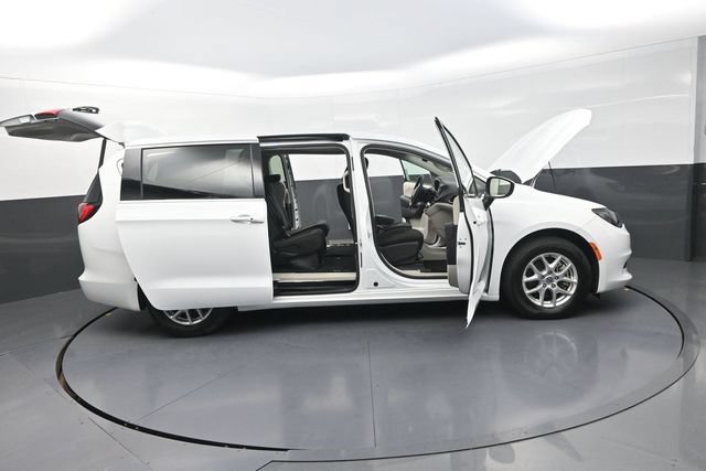 Used 2023 Chrysler Voyager LX FWD image 35