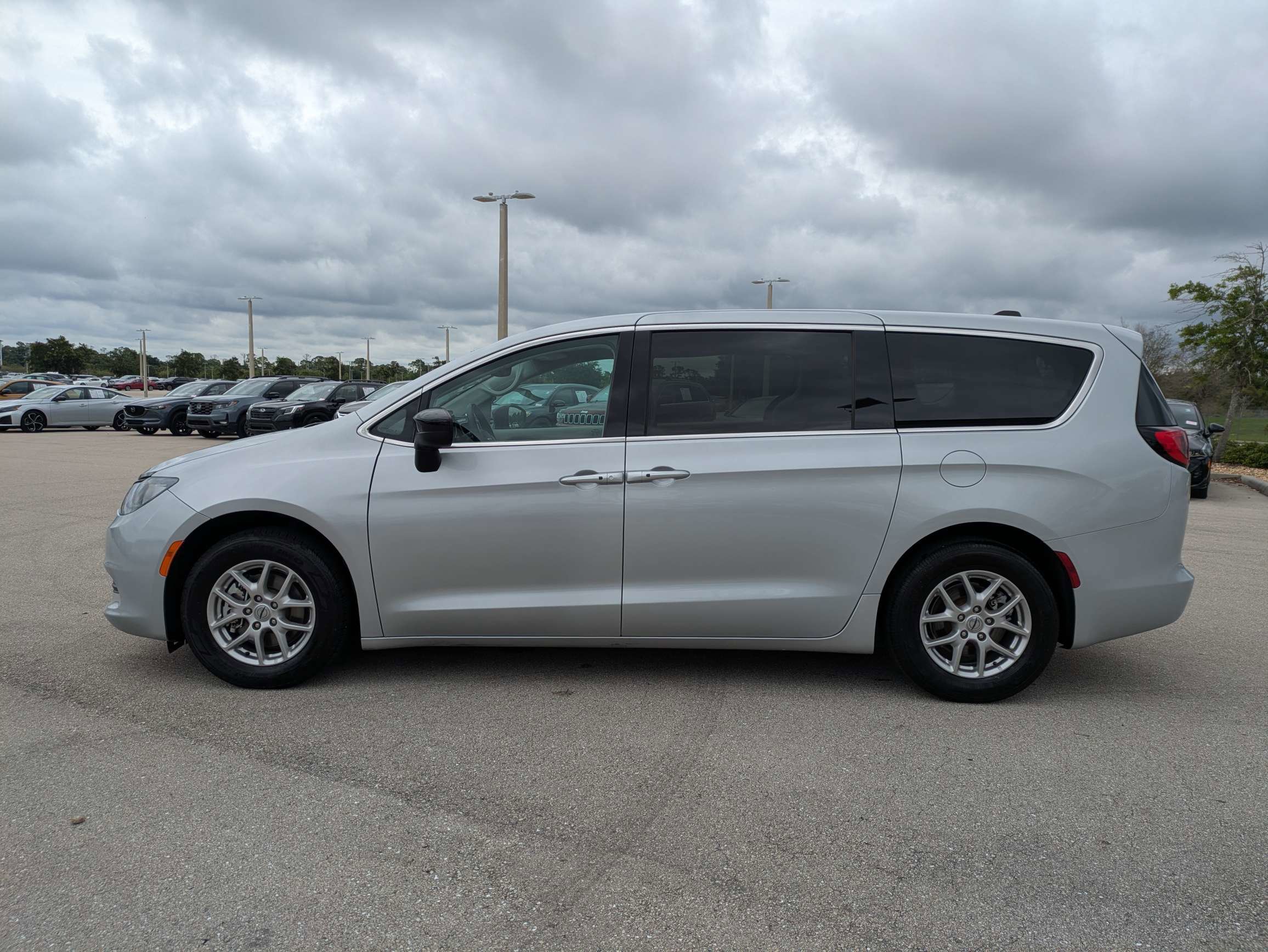 Used 2024 Chrysler Voyager LX FWD image 8