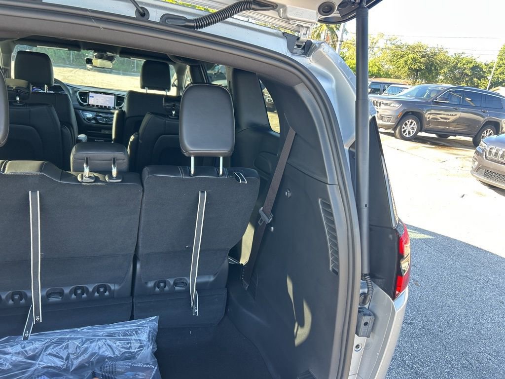 New 2026 Chrysler Pacifica Select image 31