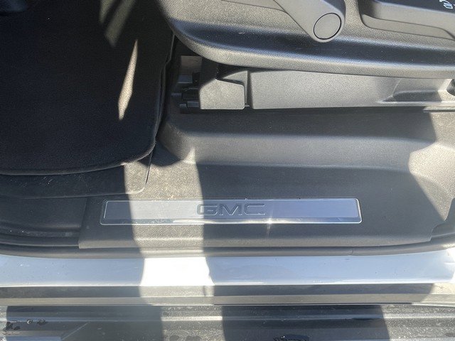 Used 2023 GMC Yukon XL SLT image 25