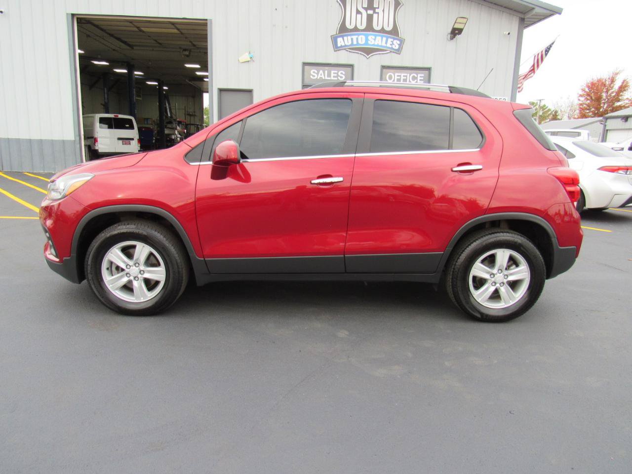 Used 2020 Chevrolet Trax LT w/ LT Convenience Package AWD/4WD image 2