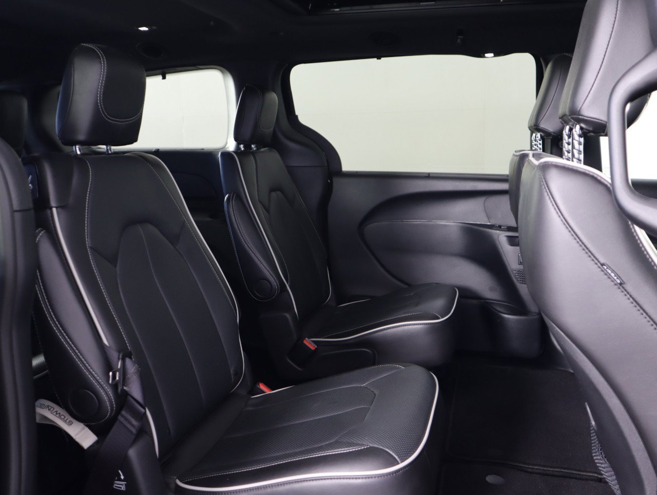 Used 2025 Chrysler Pacifica Limited image 15