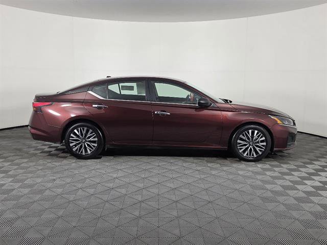 Used 2024 Nissan Altima 2.5 SV FWD image 2
