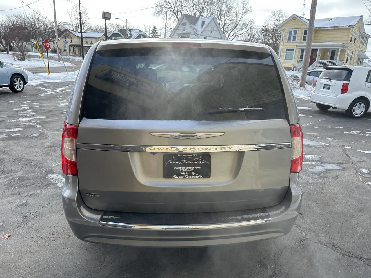Used 2015 Chrysler Town & Country Touring image 4