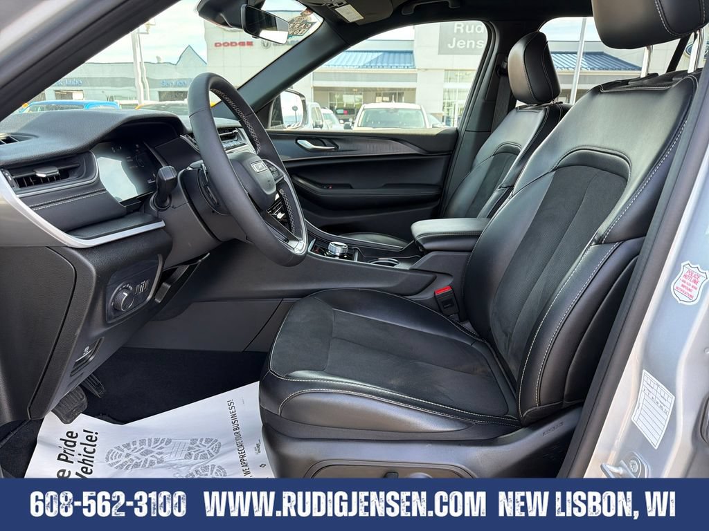 Used 2025 Jeep Grand Cherokee Altitude AWD/4WD image 9