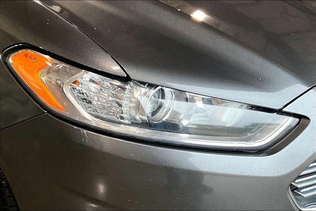 Used 2016 Ford Fusion SE FWD image 4