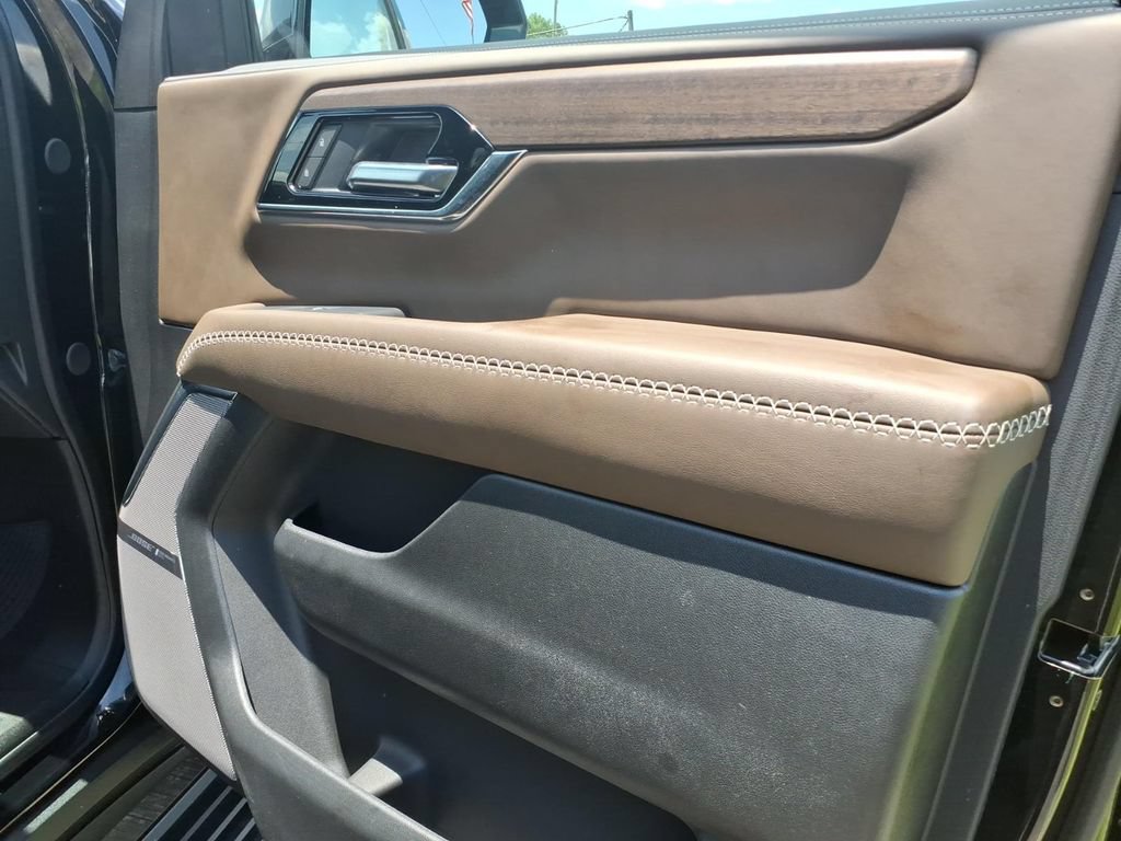 Used 2025 GMC Yukon Denali Ultimate AWD/4WD image 13