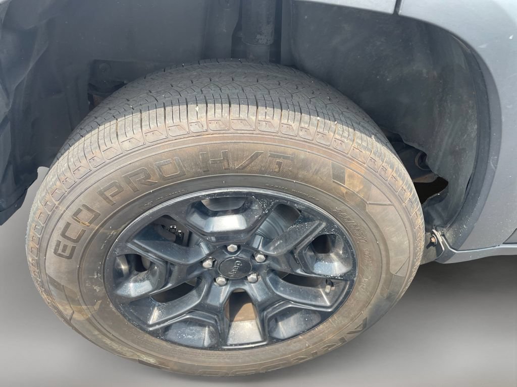 Used 2019 Jeep Cherokee Trailhawk AWD/4WD image 10