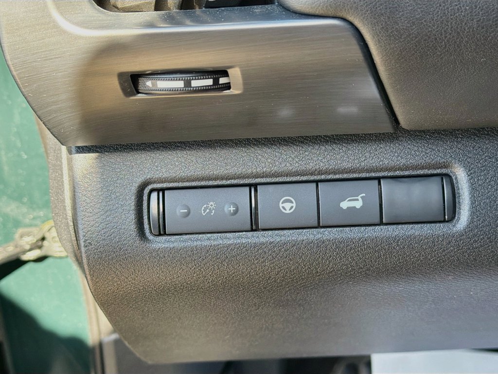 Used 2025 Nissan Pathfinder SL AWD/4WD image 10