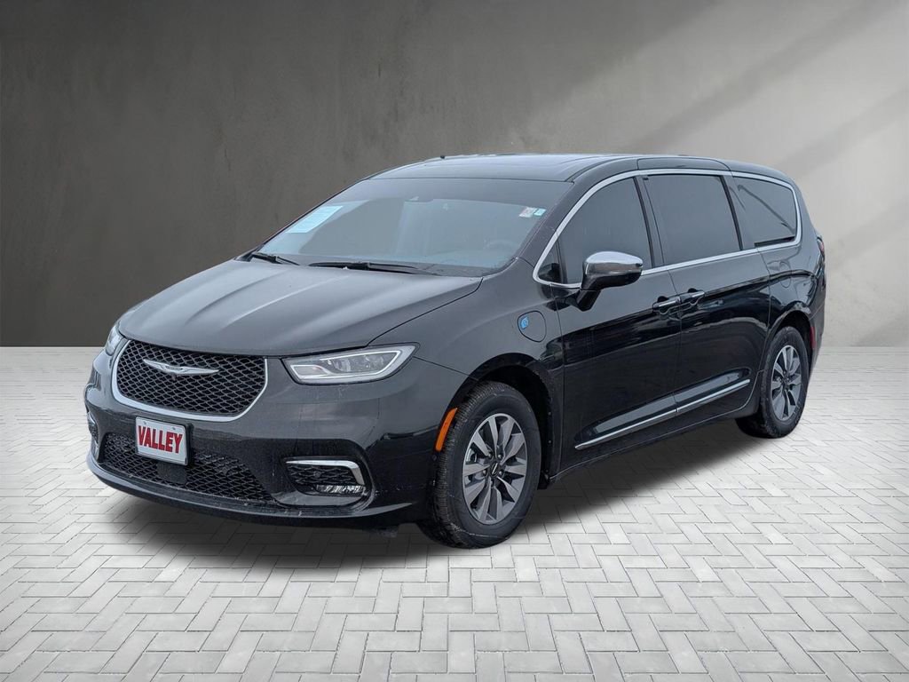 Used 2023 Chrysler Pacifica Touring-L image 2