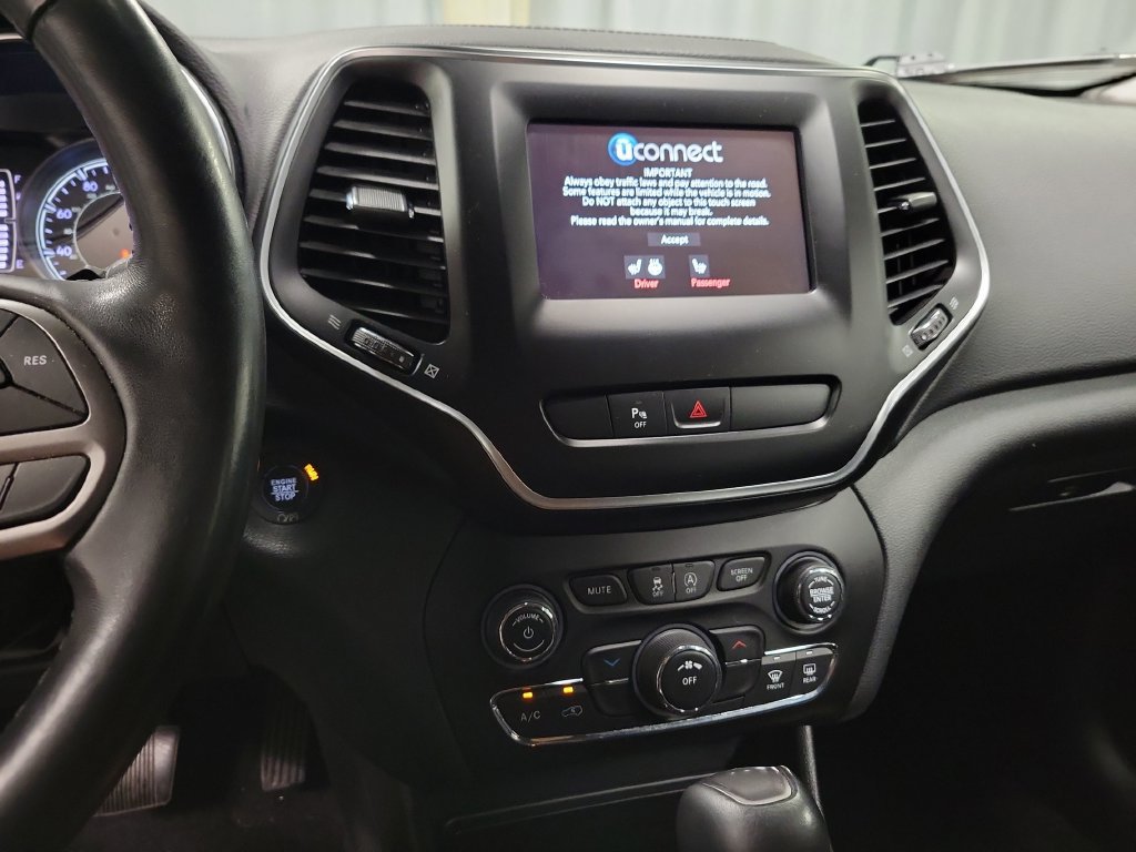 Used 2019 Jeep Cherokee Latitude Plus w/ Cold Weather Group AWD/4WD image 18