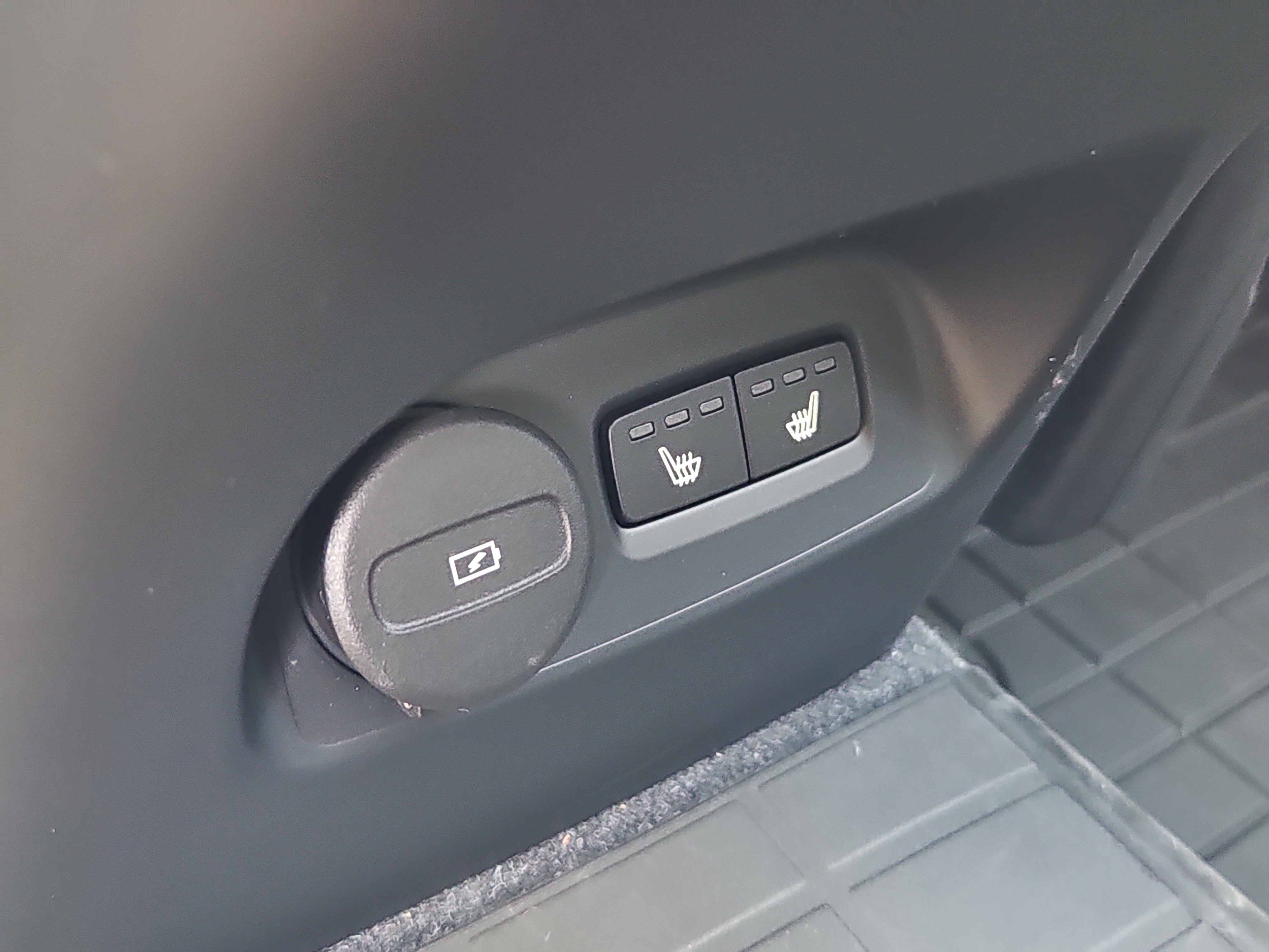 Used 2024 Volvo XC40 B5 Plus w/ Protection Package Premier AWD/4WD image 14