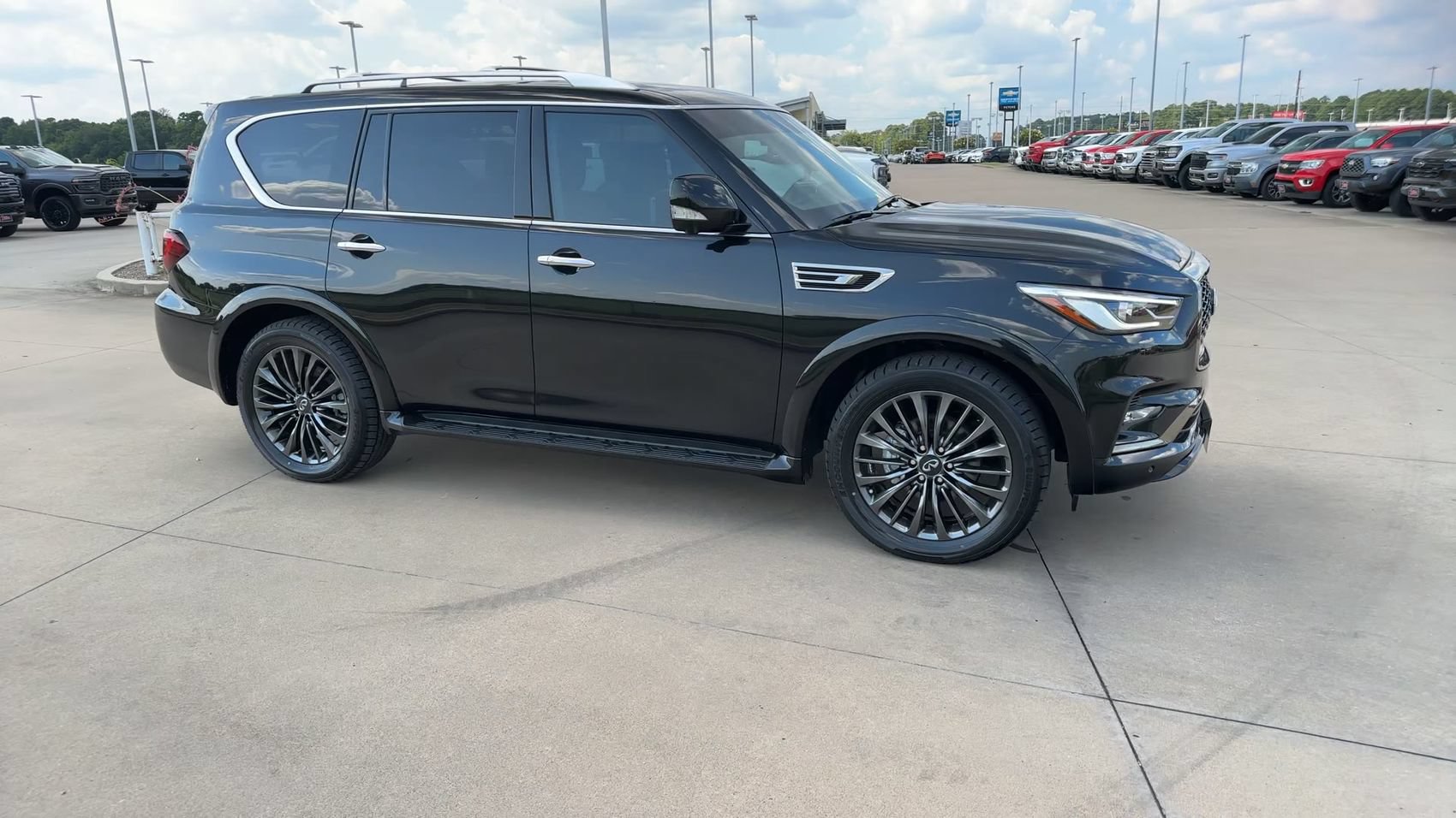 Used 2024 INFINITI QX80 Premium Select w/ All-Season Package RWD image 2