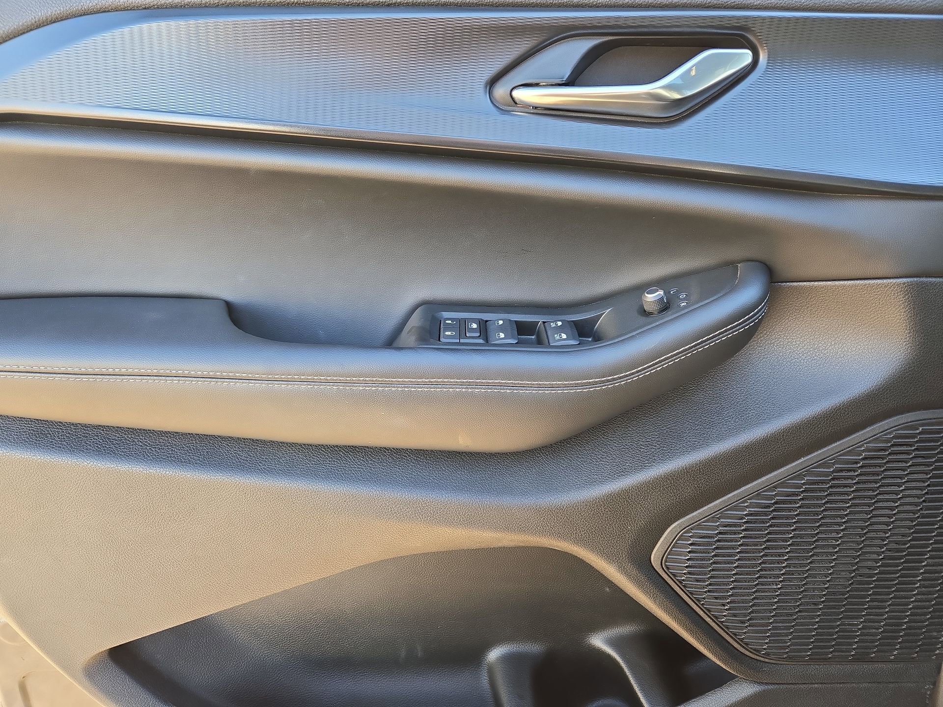 Used 2025 Jeep Grand Cherokee Altitude image 15