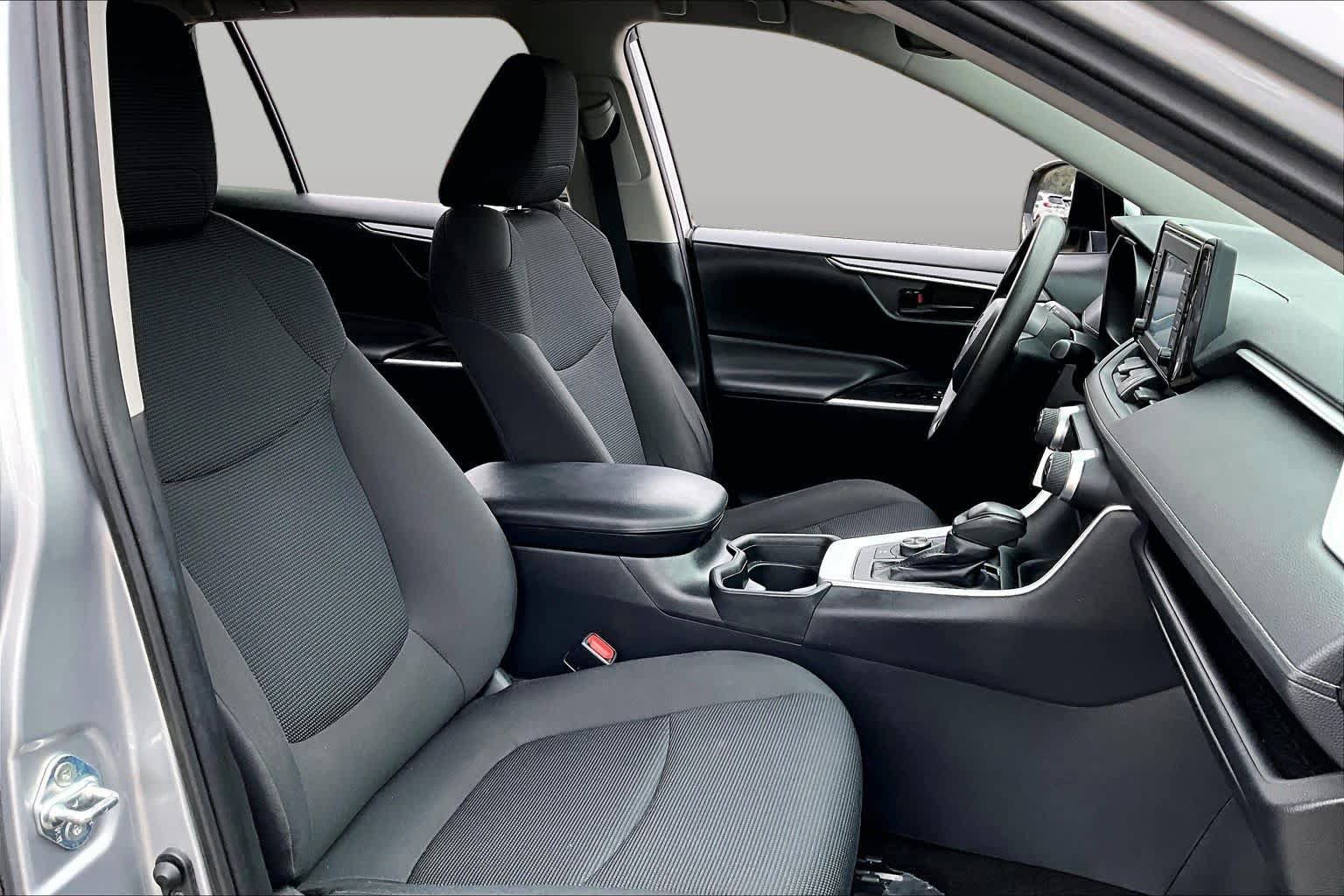 Used 2019 Toyota RAV4 LE w/ Carpet Mat Package AWD/4WD image 8