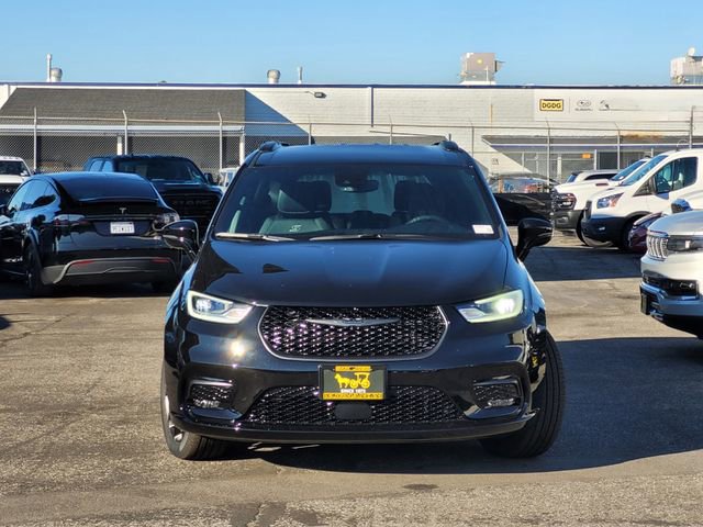 New 2026 Chrysler Pacifica Select w/ S Appearance Package image 2